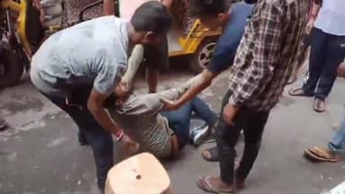 हरिद्वार: ललतारव पुल के पास सड़क के गड्ढे में गिरी ई रिक्शा, ई रिक्शा चालक हुआ घायल, स्थानीय लोगों ने पहुंचाया अस्पताल