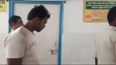 जमुई: चकाई चेक पोस्ट से शराब अधिनियम मामले में एक व्यक्ति गिरफ्तार, मेडिकल जांच के लिए लाया गया अस्पताल