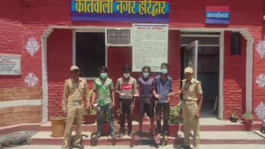 हरिद्वार: हरिद्वार कोतवाली पुलिस ने रेलवे सुरंग के पास से चोरी की योजना बनाते हुए 4 चोर किए गिरफ्तार, कब्जे से ब्लेड कटर किए बरामद