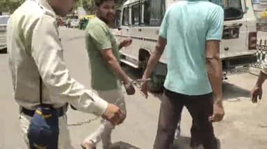 मंदसौर: मंदसौर नई आबादी पुलिस ने पंचमुखी बालाजी जावरा रोड से दो लोगों को 900 ग्राम मादक पदार्थ अफीम के साथ पकड़ा