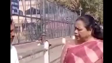 हुज़ूर: ज़िले में छोटे तालाब में कचरा फेंकने पर महापौर मालती राय ने एक व्यक्ति को लगाई फटकार