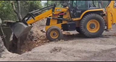 झरिया/जोरापोखर/सिंदरी: अलकडीहा ओपी क्षेत्र के सुरंगा में अवैध कोयला खनन जारी सूचना पर अधिकारी ने की छापेमारी।