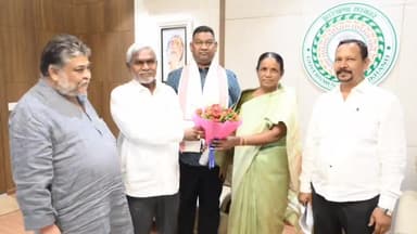 कांके: मोरहाबादी स्थित सीएम आवास में सिंहभूम लोकसभा सीट से नवनिर्वाचित सांसद जोबा मांझी ने मुख्यमंत्री से की मुलाकात