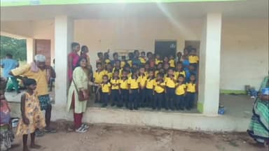 सेन्हा: जीव दया फाउंडेशन तथा होप संस्था के द्वारा सेन्हा प्रखंड के कुंदगड़ी गांव मे राशन व यूनिफार्म का किया गया वितरण।