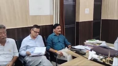 कोल: पेयजल समस्या को लेकर नगर आयुक्त ने नगर निगम में अधीनस्थों के साथ की बैठक, दिए आवश्यक निर्देश