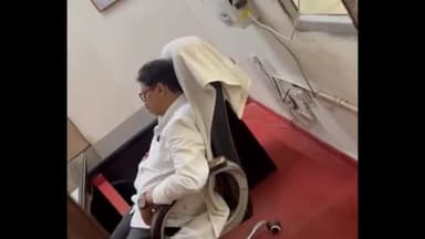 कोल: नगर निगम में कार्यालय में पैर फैलाकर सोते नजर आए नगर स्वास्थ्य अधिकारी, वीडियो हुआ वायरल