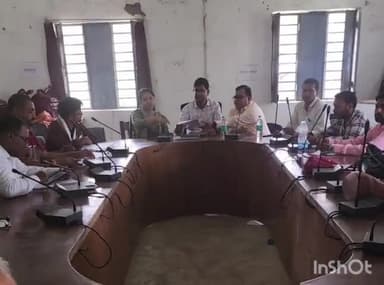 शिवहर: एसडीएम ने डुमरी कटसरी मनरेगा भवन में अधिकारी व कर्मियों के साथ किया बैठक, दिए कई दिशा निर्देश