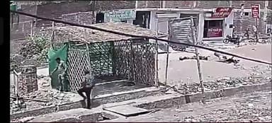 कानपुर: बर्रा में दिनदहाड़े दो युवकों ने देशी शराब की दुकान के सामने फेंका शव, सीसीटीवी में कैद हुई घटना