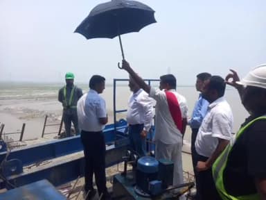 सुपौल: निर्माणाधीन बकौर भेजा पु‍ल का डीएम ने किया निरीक्षण सुपौल। भारतमाला परियोजना के तहत कोसी नदी पर बकौर से भेजा निर्माणाधीन