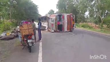 कोंडागांव: NH-30 लंजोड़ा हॉस्पिटल के पास अनियंत्रित होकर रोड के बीच मे पलटी सीमेंट सीट से भरी ट्रक