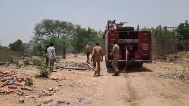 फिरोज़ाबाद: जिला अस्पताल के टीबी वार्ड के पीछे कूड़े के ढेर में लगी आग,मोके पर पहुंचे फायर फाइटरो ने आग पर पाया काबू