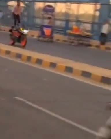 कानपुर: नवाबगंज के गंगा बैराज पर युवक का स्टंट करते वीडियो हुआ वायरल, एमबी एक्ट के तहत किया गया 12000 का चालान