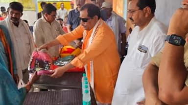 हरदोई: टड़ियावां क्षेत्र के फुकहा गांव में हुए अग्नि कांड के पीड़ितों को विधायक श्याम प्रकाश ने बांटे कपड़े और साड़ियां