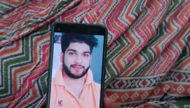 ਪਠਾਨਕੋਟ: ਪਿੰਡ ਭੌਆ ਮੈਂ ਜਰਨੀ ਨੌਜਵਾਨ ਪਿਛਲੇ ਪੰਜ ਦਿਨ ਤੋਂ ਲਾਪਤਾ ਮਾਂ ਪਿਓ ਨੇ ਲੱਭਣ ਦੇ ਲਈ ਪ੍ਰਸ਼ਾਸਨ ਤੋਂ ਲਗਾਈ ਗੁਹਾਰ