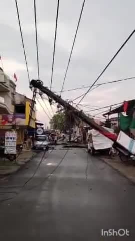 धमतरी: धमतरी जिले के सिहावा विधानसभा क्षेत्र में तेज आंधी, तूफान और बारिश से बिजली पोल और कई पेड़ उखडे