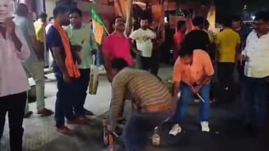 कांके: रांची के हरमू स्थित बीजेपी प्रदेश कार्यालय के पास नरेंद्र मोदी के तीसरी बार पीएम बनने पर मनाया जा रहा जश्न