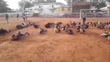 कोंडागांव: विकास नगर स्टेडियम में अखिल भारतीय पूर्व सैनिक सेवा परिषद कोंडागांव दे रहे निशुक्ल सैन्य प्रशिक्षण।