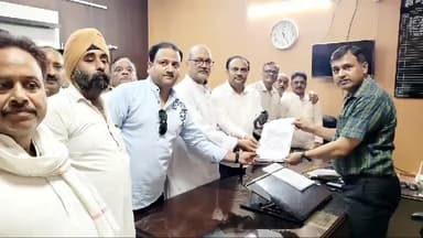 शाहजहांपुर: जनहित से जुड़ी विभिन्न समस्याओं को लेकर व्यापारियों ने 8 सूत्रीय ज्ञापन नगर आयुक्त को सौंपा