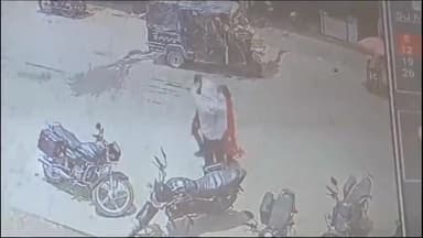 सिंगरौली: चितरंगी बाजार में बाइक की डिग्गी से चोर ने निकाले 20 हजार रुपये, घटना सीसीटीवी में हुआ कैद