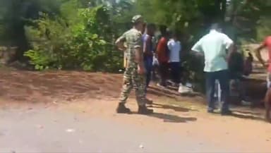 कोंडागांव: ITBP की गाड़ी को टक्कर मार फरार हो रहा आयरन गिट्टी से लदी ट्रक कोकोड़ी गंगामुंडा के पास पलटी, हादसे में दो लोग घायल