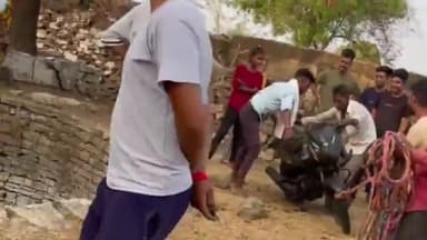 कनवास: हिंगोनिया बाछीहेड़ा गांव के बीच स्थित 50 फिट गहरे कुएं में लावारिस अवस्था मे पड़ी मिली मोटसाइकिल, पुलिस जांच में जुटी