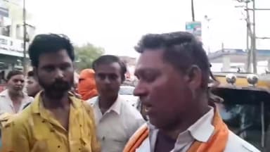 एत्मादपुर: टेडी बगिया चौराहे के समीप दुकान के सामने खड़े टेंपो में बैठी महिलाओं से दुकानदार ने किया अभद्रता व मारपीट।