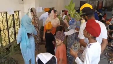 पूरनपुर: ब्लॉक रोड पर स्थित गुरुद्वारा सिंह सभा में शहीदी पर्व पर गुरु का लंगर में पौधे वितरित किए गए