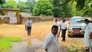 कोलेबिरा: कोलेबिरा थाना गेट के पास सड़क किनारे बह रही  नाली पानी से बढ़ी परेशानी ,जीप अध्यक्ष, बीडीओ एवं सीओ ने किया निरीक्षण