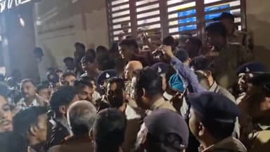 मंदसौर: जिला अस्पताल के सामने निजी अस्पताल के डॉ की लापरवाही से व्यक्ति की मौत परिजनों ने किया हंगामा लगाया आरोप