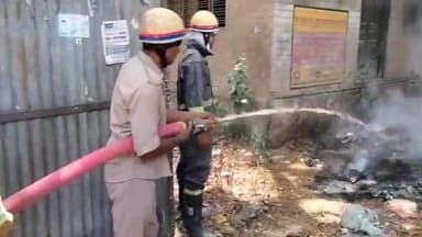 कानपुर: ग्वालटोली थाना क्षेत्र के अंतर्गत खलासी लाइन मे मॉडर्न इंटरनेशनल स्कूल के पास बंद पड़े मकान मे कूड़े मे लगी आग