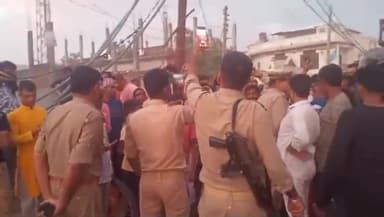 पूरनपुर: शेरपुर कला धनाराघाट रोड पर ग्रामीणों ने लगाया जाम,पुलिस पर कुर्बानी के पशु न उतरने देने का आरोप