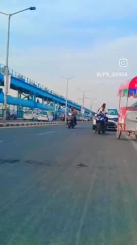 कानपुर: गंगा बैराज पर बाइक से स्टंट करते स्टंटबाज का वीडियो वायरल