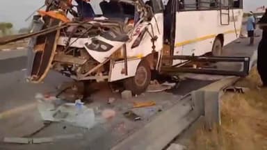 गाज़ीपुर: बाराचवर के पास पूर्वांचलएक्सप्रेसवे परअयोध्या से दर्शनकर बिहार जा रही यात्रियों से भरीबस डंपर से टकराई,3की मौत,13लोगघायल