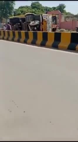 शाहजहांपुर: निगोही कस्बा में सुबह तड़के आंख लगने से ट्रक डिवाइडर से टकरा कर पलटा बड़ा हादसा टला , वीडियो सोशल मीडिया पर वायरल