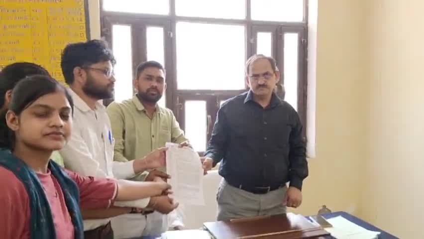 गोविंदगढ़ विकसित राजस्थान युवा मित्र के तौर पर पुनः बहाली हेतु मुख्यमंत्री के नाम तहसीलदार को ज्ञापन। #CM #RYMP#RYM #cm