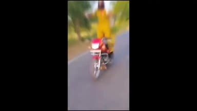 मंझनपुर: खतरो के खिलाड़ी सीरीज़ की तरह एक युवक का बाइक,ग्रुपिंग व जम्प स्टंट की वीडियो वायरल पर कौशाम्बी पुलिस ने कहा-होगी कार्रवाई