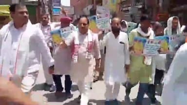 काशी विश्वनाथ मंदिर में निर्धारित एक द्वार से काशी वासियों के सुगम प्रवेश के लिए इंडिया गठबंधन ने निकाली यात्रा