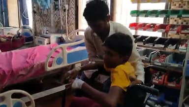 कोंडागांव: जामकोट पारा चौक में पिकअप की टक्कर से बाइक सवार पिता-पुत्र हुए घायल, जिला अस्पताल में भर्ती