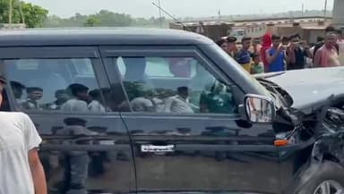 तुरकौलिया: सेमरा हॉस्पिटल चौक के पास NH पर दो गाड़ियों की टक्कर में 3 लोग हुए घायल, इलाज के लिए भेजा गया सदर अस्पताल