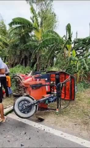 शाहजहांपुर: सतवां गांव के पास कार से ई रिक्शा की हुई भिड़ंत में चार लोग हुए घायल