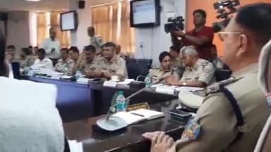 कांके: झारखंड पुलिस मुख्यालय में सभी जिलों के एसपी, रेंज के डीआईजी और जोनल आईजी के साथ डीजीपी ने की समीक्षा बैठक