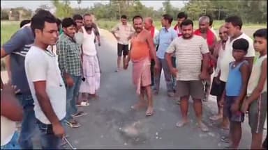 चनपटिया: चनपटिया में घटिया सड़क निर्माण का आरोप लगाकर ग्रामीणों ने किया विरोध प्रदर्शन