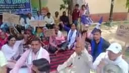 जिला अलीगढ़ अकराबाद की घटना गौरव कुमार जाटव की हत्या कर दी घंटाघर अंबेडकर पार्क पर धरना प्रदर्शन पीड़ित गौरव के पुत्र की तबीयत बहुत खराब अस्पताल में एडमिट मलखान सिंह जिसकी उम्र 7 महीने