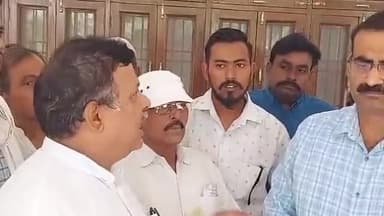 कोल: नीट की परीक्षा में धांधली का आरोप लगाकर कलेक्ट्रेट में कांग्रेसियों ने किया प्रदर्शन, दोबारा परीक्षा कराने की मांग