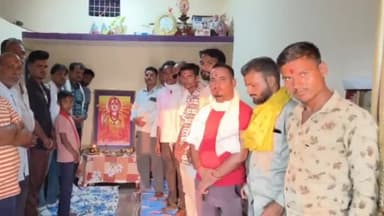 पवई: रामनाथ ठाकुर को मंत्री बनने पर सेन समाज रैपुरा भरवारा के लोगों ने एक दूसरे को गुलाल लगाकर बाटी मिठाइयां