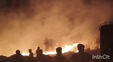 आगरा: आवास विकास कॉलोनी में झाड़ियों में लगी भीषण आग, फायर विभाग की टीम ने आग पर पाया काबू