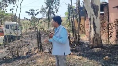 लोहरदगा: शंख नदी के समीप पुलिस पीकेट में रखे दो पहिया व चार पहिया वाहन जलकर खाक, अग्निशमन ने दो गाड़ियों को जलने से बचाया