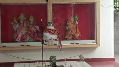 रामलीला चौराहा के सामने  बड़े मंगल पर मृत्युंजय मंदिर मैं भक्तों ने किया भंडारा