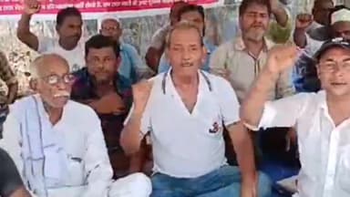 मुशहरी: समाहरणालय में जिला फुटपाथ दुकानदार संघ ने अपनी विभिन्न मांगो के समर्थन में दिया धरना