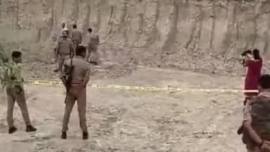 मंझनपुर: इनकाउंटर मामले मे आरोपी की मान्यता प्राप्त पत्रकार माँ ने मंझनपुर मे बताया कि दिन पहले घर से लेजाकर एसओजी ने मार दी गोली